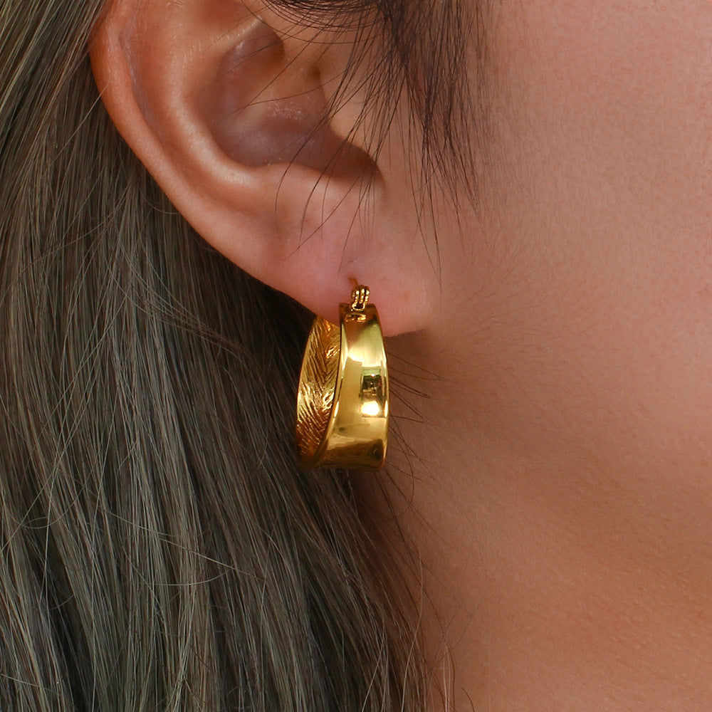 Lina — Small Gold-Tone Hoop Earrings